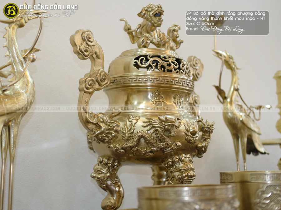 Bộ đồ thờ đỉnh Rồng Phượng bằng đồng vàng màu mộc cao 60cm trên ban thờ gia tiên