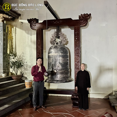 Đúc Chuông Đồng - Đại Hồng Chung nặng 1060kg Và Giá Treo Gỗ Lim Cho Chùa Thiên Phúc