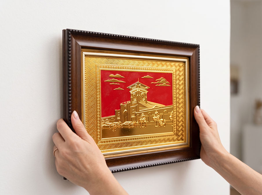 Quà tặng Tranh chợ Bến Thành bằng đồng dát vàng khổ 28cm x 34cm