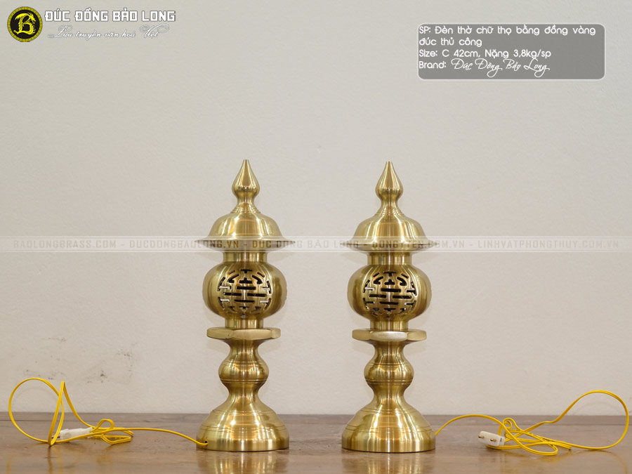 đèn thờ chữ thọ bằng đồng thau màu vàng mộc cao 42cm