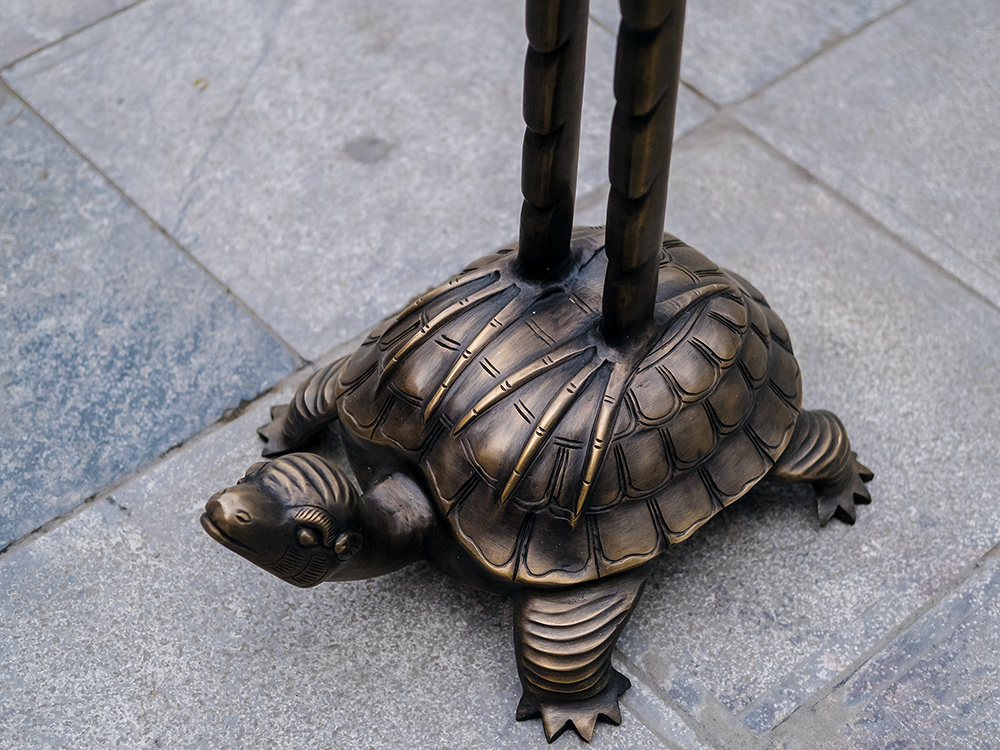 Đôi hạc thờ bằng đồng thau cao 1m76 màu hun đen