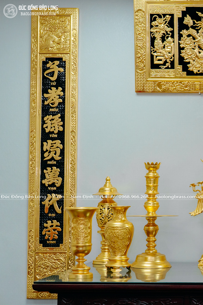 Phần chữ chạm trên đôi câu đối đều là những nội dung phổ biến thích hợp cho mọi không gian thờ cúng tâm linh