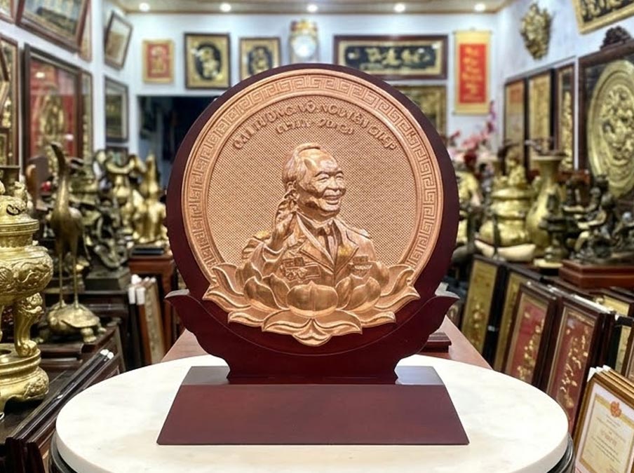 Tranh Tròn Để Bàn Chân Dung Đại Tướng Võ Nguyên Giáp Bằng Đồng