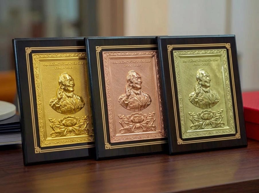 Tranh đồng để bàn chân dung Đại Tướng Võ Nguyên Giáp khổ dọc 20cm x 25cm