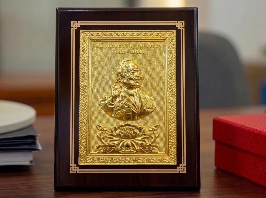 Tranh đồng để bàn chân dung Đại Tướng Võ Nguyên Giáp khổ dọc 20cm x 25cm