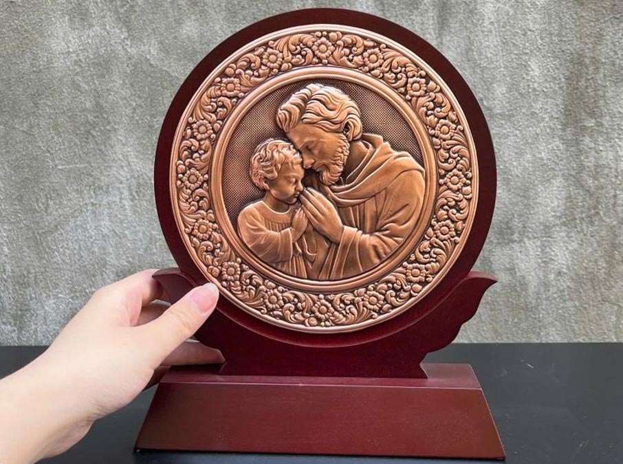 Tranh Để Bàn Guise Bế Chúa Bằng Đồng Đk 18cm