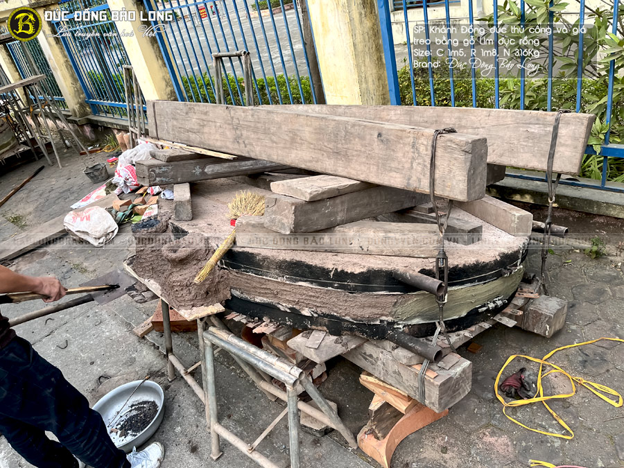 mẫu khánh đồng 316kg và giá treo gỗ lim đục rồng