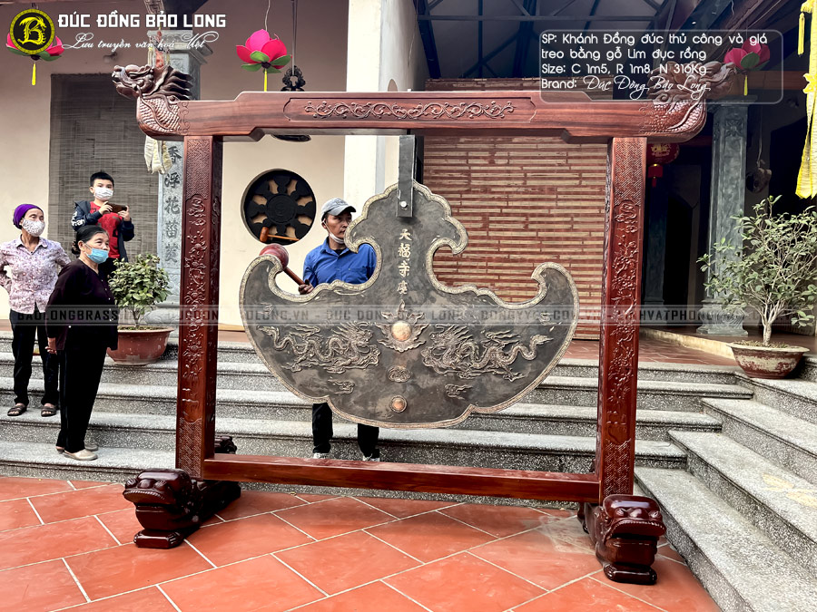 khánh đồng 316kg và giá treo gỗ lim cho nhà thờ đền miếu chùa