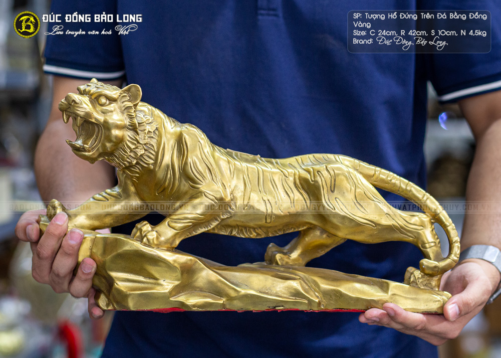 tượng hổ đứng trên bệ đá bằng đồng vàng dài 42cm