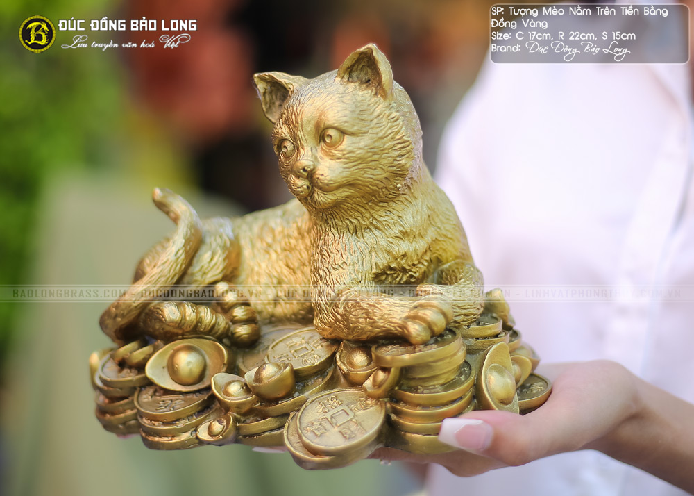 tượng mèo nằm trên tiền bằng đồng cao 17cm