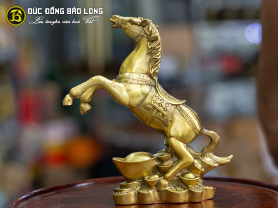 Tượng Ngựa Phong Thuỷ Đứng Trên Thỏi Vàng Bằng Đồng Cao 21cm