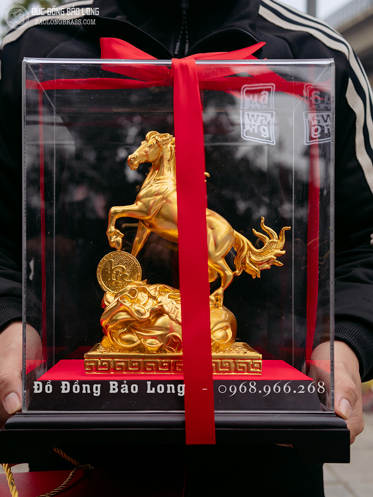 linh vật Ngựa phong thủy bằng đồng đứng túi tiền chữ Lộc dát vàng cao 23cm