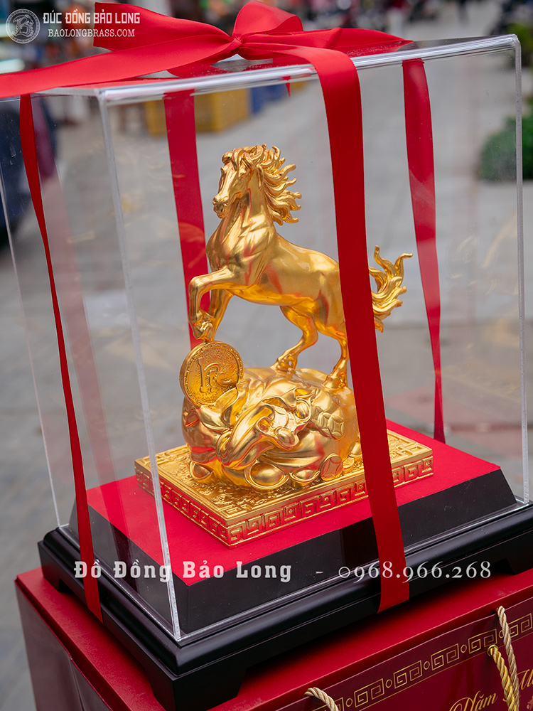 linh vật Ngựa phong thủy bằng đồng đứng túi tiền chữ Lộc dát vàng cao 23cm