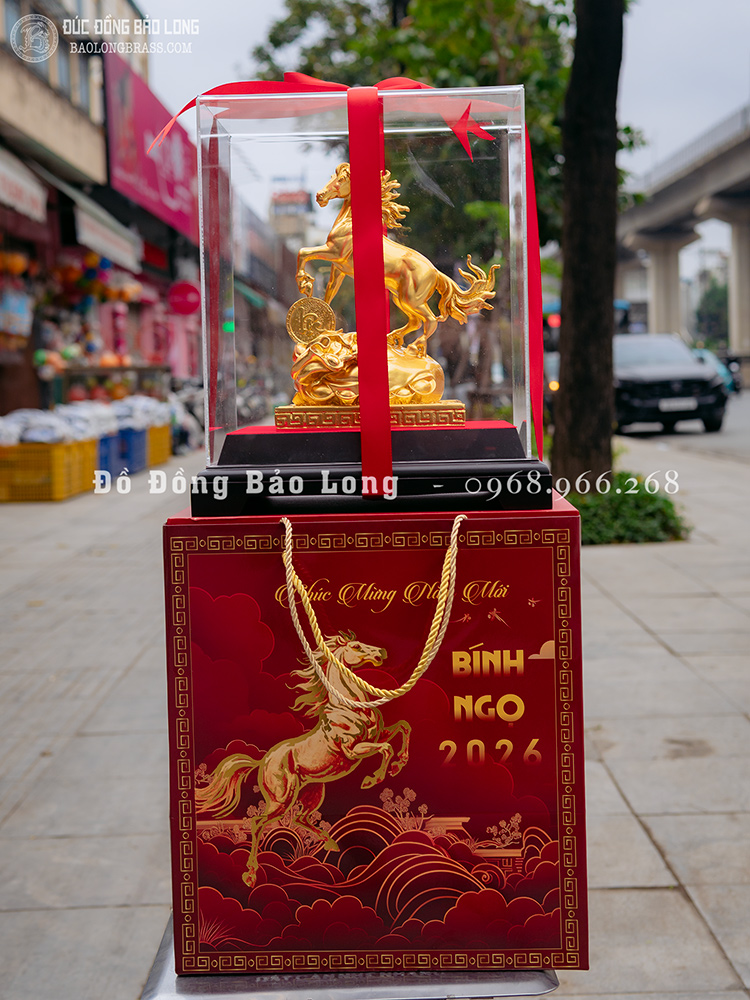 linh vật Ngựa phong thủy bằng đồng đứng túi tiền chữ Lộc dát vàng cao 23cm