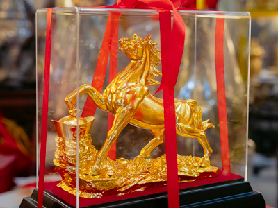 Linh Vật Ngựa Chữ Tài Bằng Đồng Dát Vàng Cao 23Cm