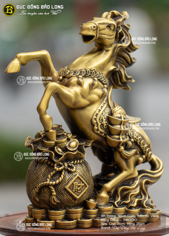 tượng ngựa đứng trên hũ vàng bằng đồng cao 32cm