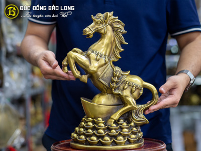 Tượng Ngựa Đứng Trên Mâm Vàng Bằng Đồng Vàng Cao 37cm