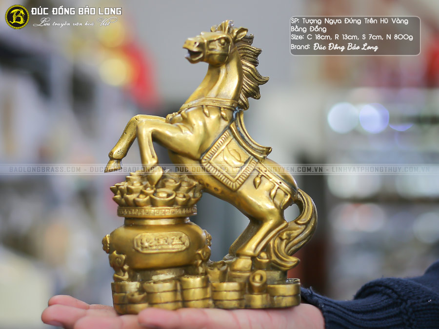 tượng ngựa đứng trên hũ vàng bằng đồng cao 18cm