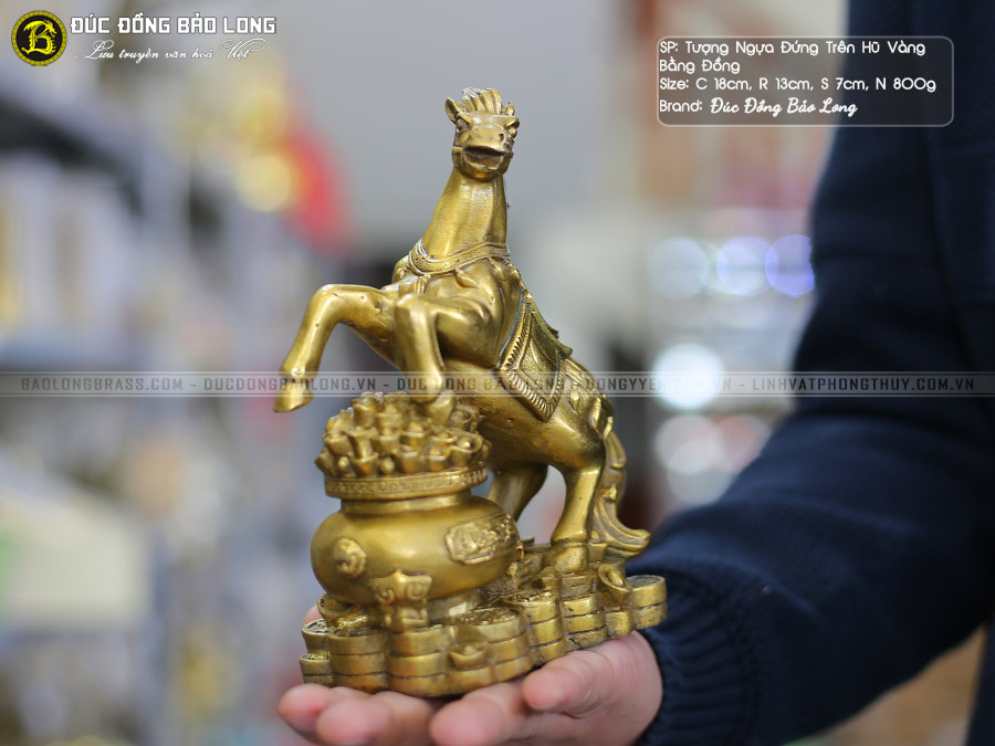 tượng ngựa đứng trên hũ vàng bằng đồng cao 18cm