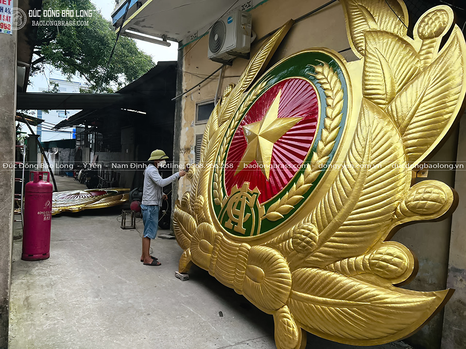 Huy hiệu Công An Nhân Dân bằng đồng kích thước 4m2 x 3m42