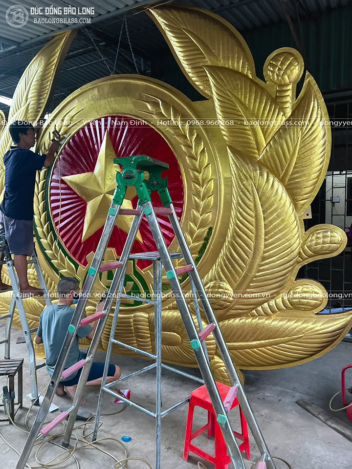 Huy hiệu Công An Nhân Dân bằng đồng kích thước 4m2 x 3m42