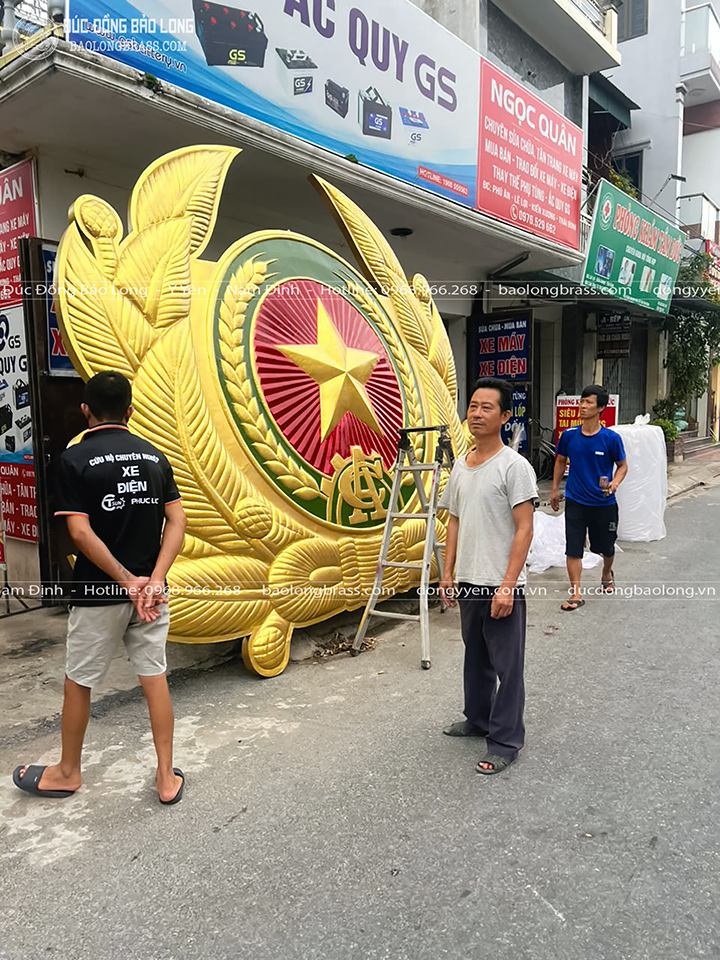 Huy hiệu Công An Nhân Dân bằng đồng kích thước 4m2 x 3m42
