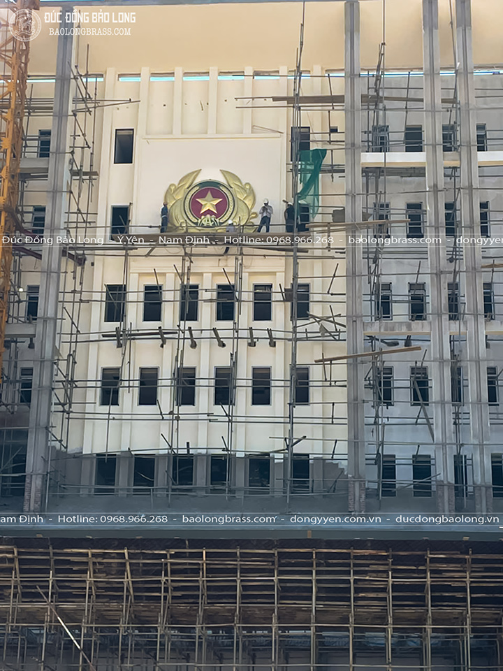 Huy hiệu Công An Nhân Dân bằng đồng kích thước 4m2 x 3m42