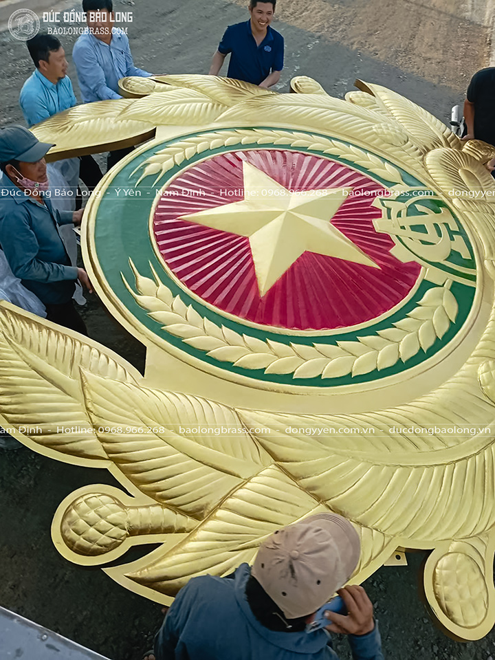 Huy hiệu Công An Nhân Dân bằng đồng kích thước 4m2 x 3m42