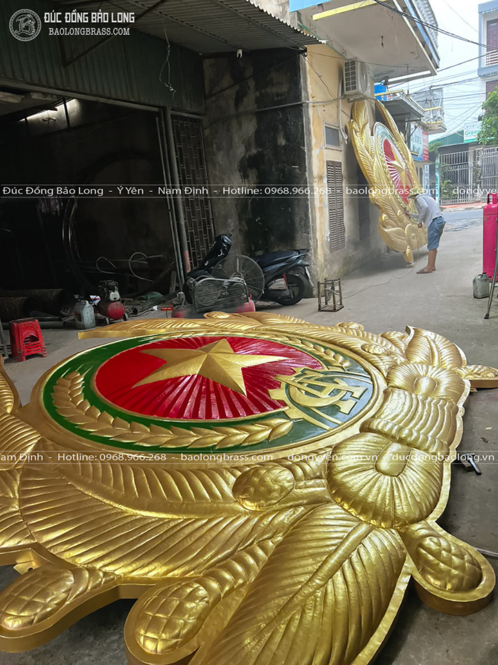 Huy hiệu Công An Nhân Dân bằng đồng kích thước 4m2 x 3m42