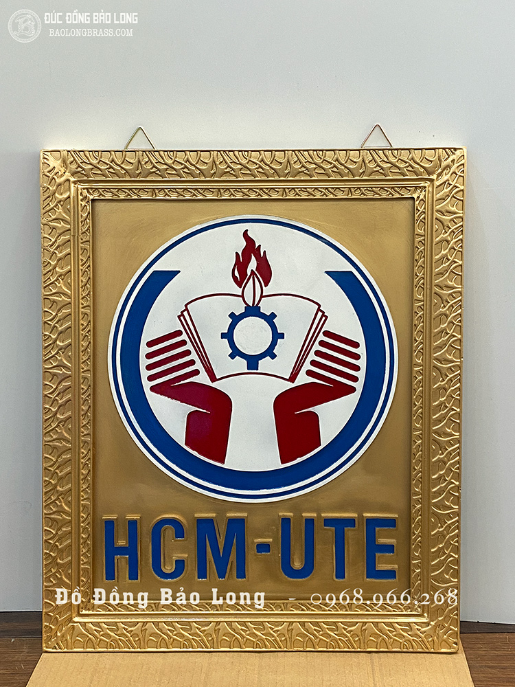 Logo đúc bằng đồng đỏ cho Trường ĐH Công Nghệ Kỹ Thuật HCM kích thước 50cm x 61cm