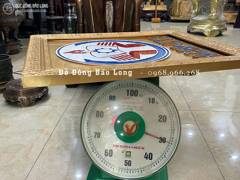 Logo đúc bằng đồng đỏ cho Trường ĐH Công Nghệ Kỹ Thuật HCM kích thước 50cm x 61cm