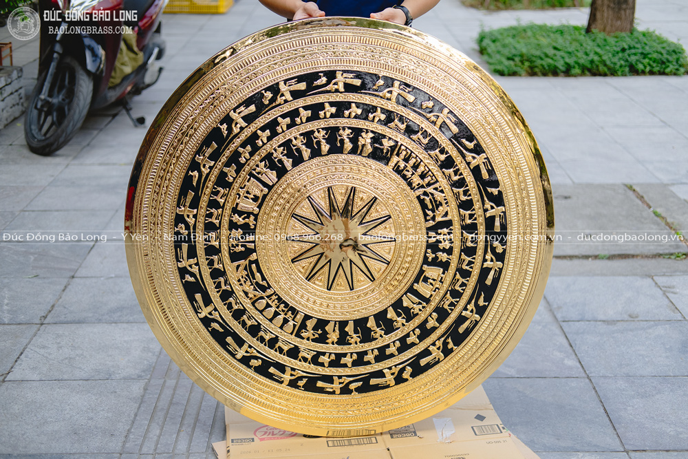Mặt Trống Đồng Gò Chạm Mạ Vàng 24k Tô Nền Đen ĐK 1m