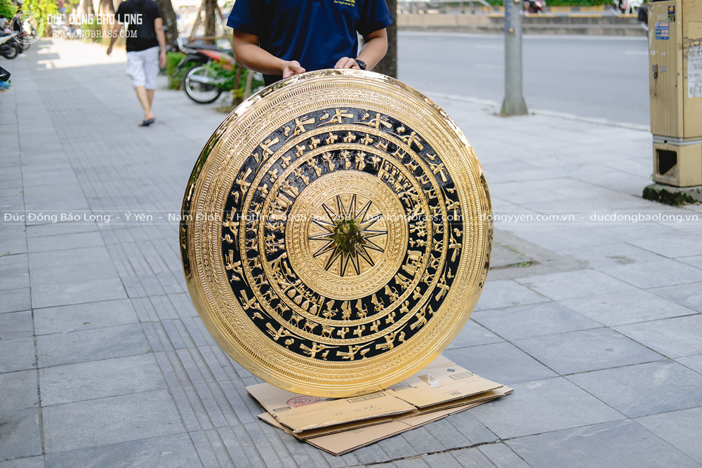 Mặt Trống Đồng Gò Chạm Mạ Vàng 24k Tô Nền Đen ĐK 1m