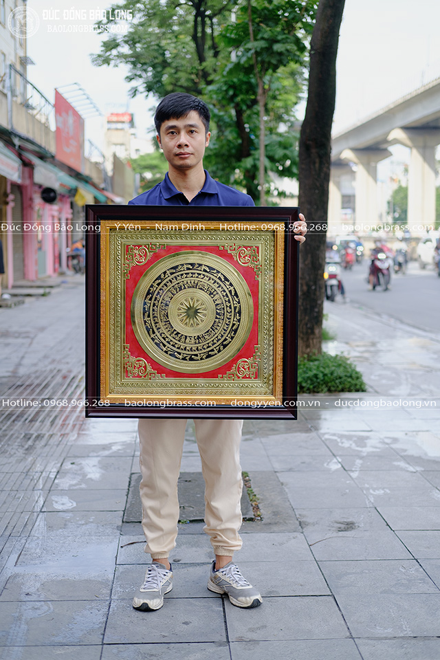 tranh mặt trống bằng đồng vàng khung composite khổ 70cm