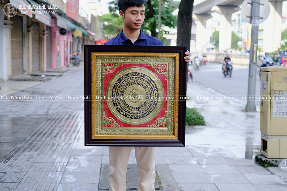 tranh mặt trống bằng đồng vàng khung composite khổ 70cm