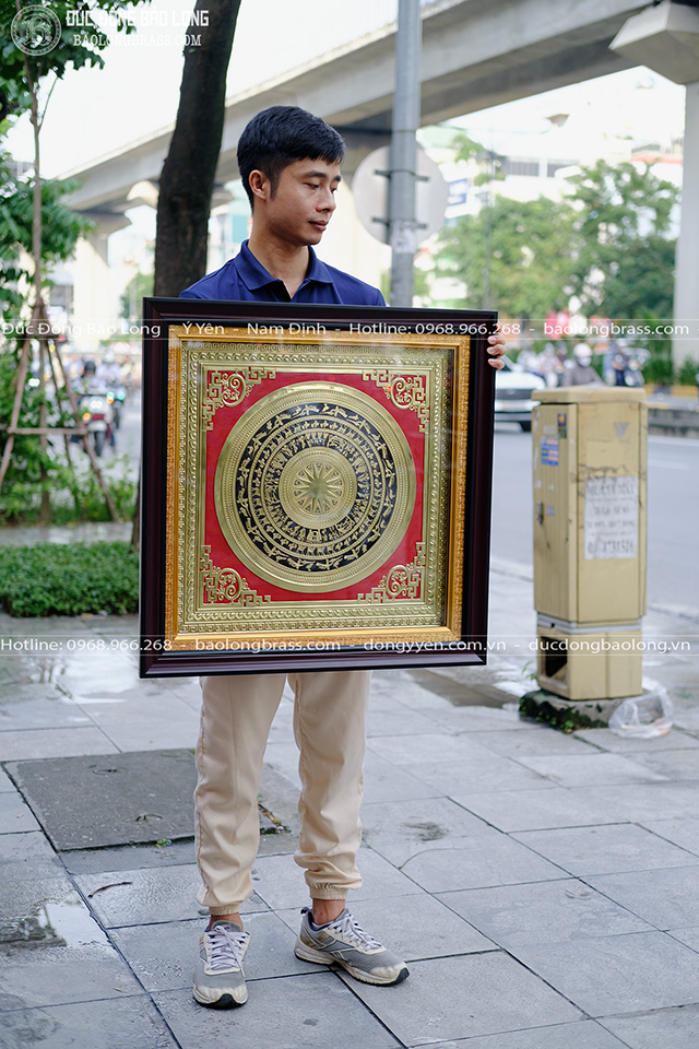 tranh mặt trống đồng vàng khung composite khổ 70cm x 70cm