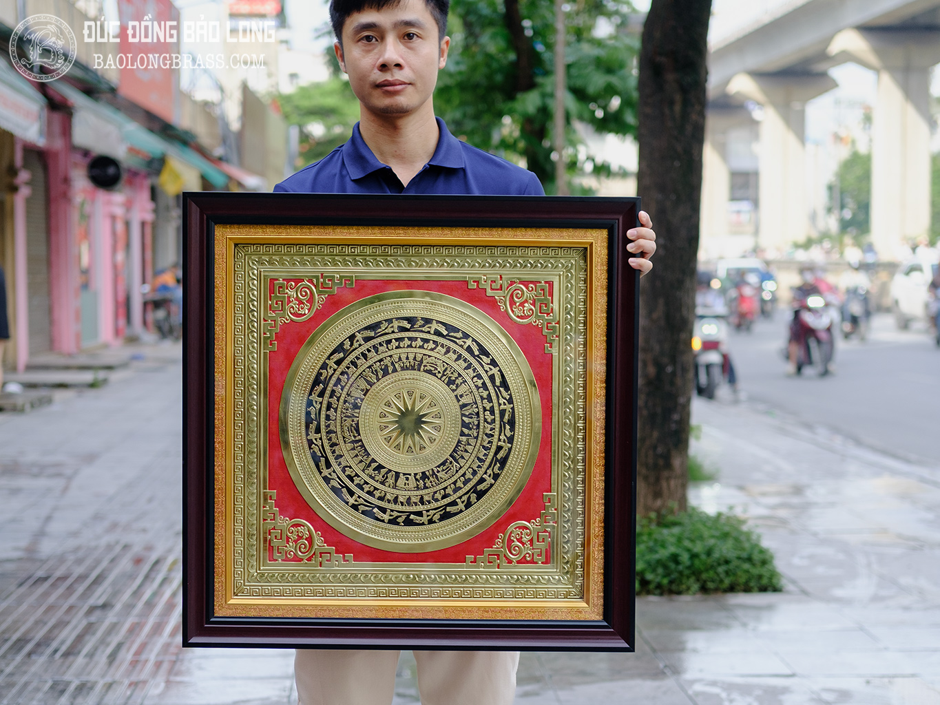 tranh mặt trống bằng đồng vàng khung composite khổ 70cm