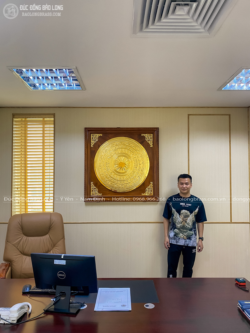 Tranh Mặt Trống Đồng Gò Mạ Vàng 24K Khung Gỗ Gõ Đỏ Khổ Vuông 1m07