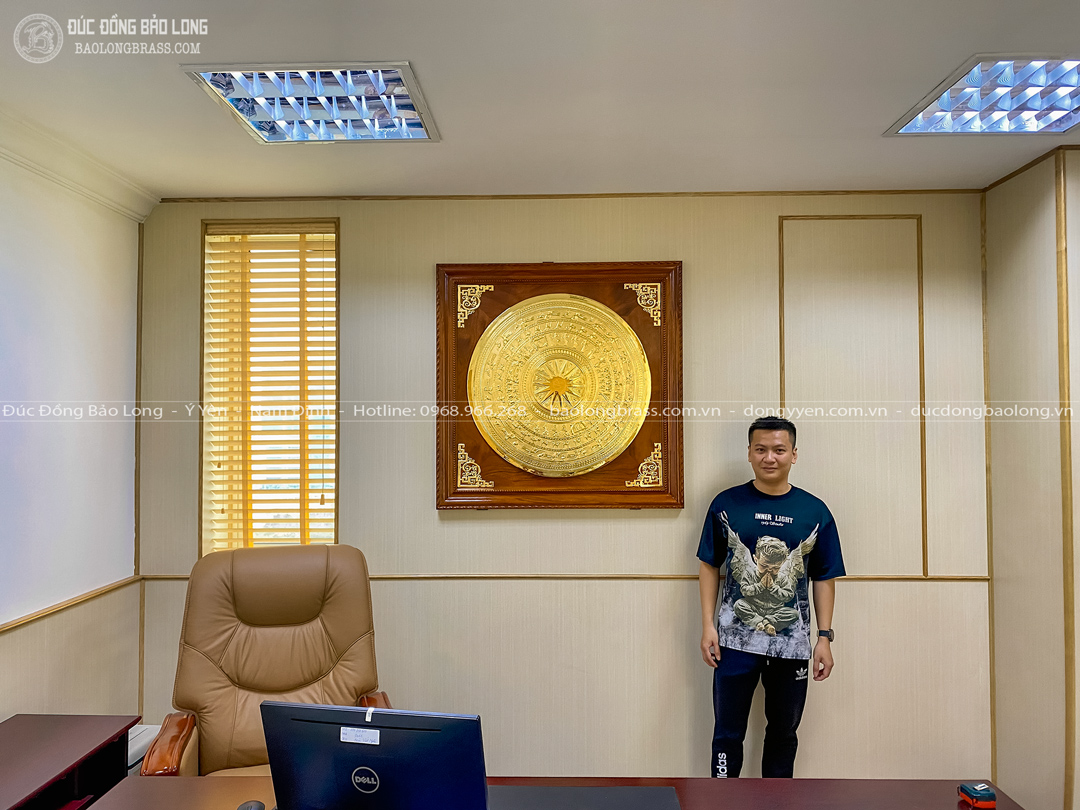 Tranh Mặt Trống Đồng Gò Mạ Vàng 24K Khung Gỗ Gõ Đỏ Khổ Vuông 1m07