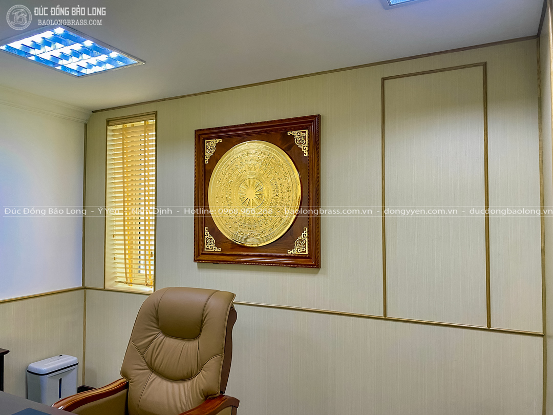 Tranh Mặt Trống Đồng Gò Mạ Vàng 24K Khung Gỗ Gõ Đỏ Khổ Vuông 1m07