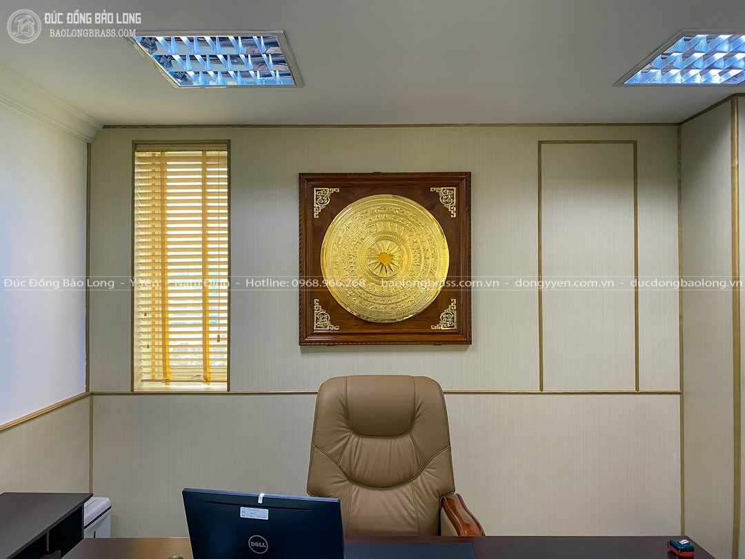 Tranh Mặt Trống Đồng Gò Mạ Vàng 24K Khung Gỗ Gõ Đỏ Khổ Vuông 1m07