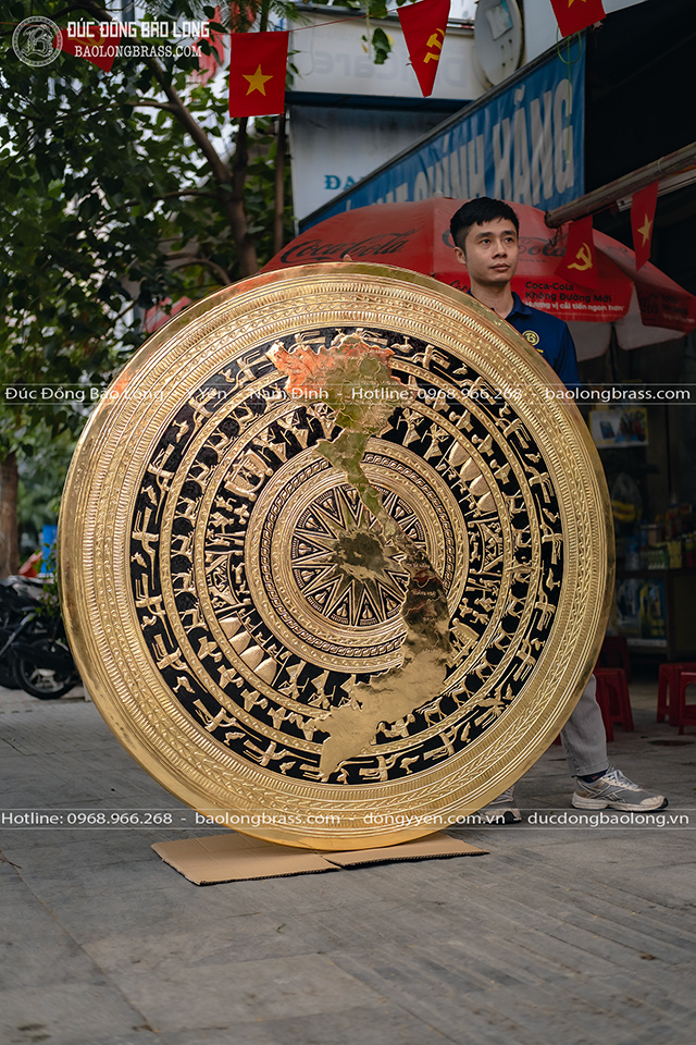 Mặt trống đồng gò chạm bản đồ Việt Nam đường kính 1m5