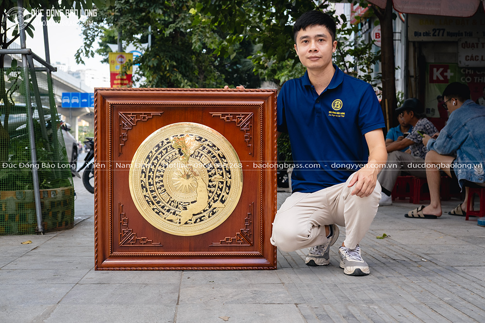 tranh mặt trống đồng đường kính 50cm khung gỗ vuông 81cm