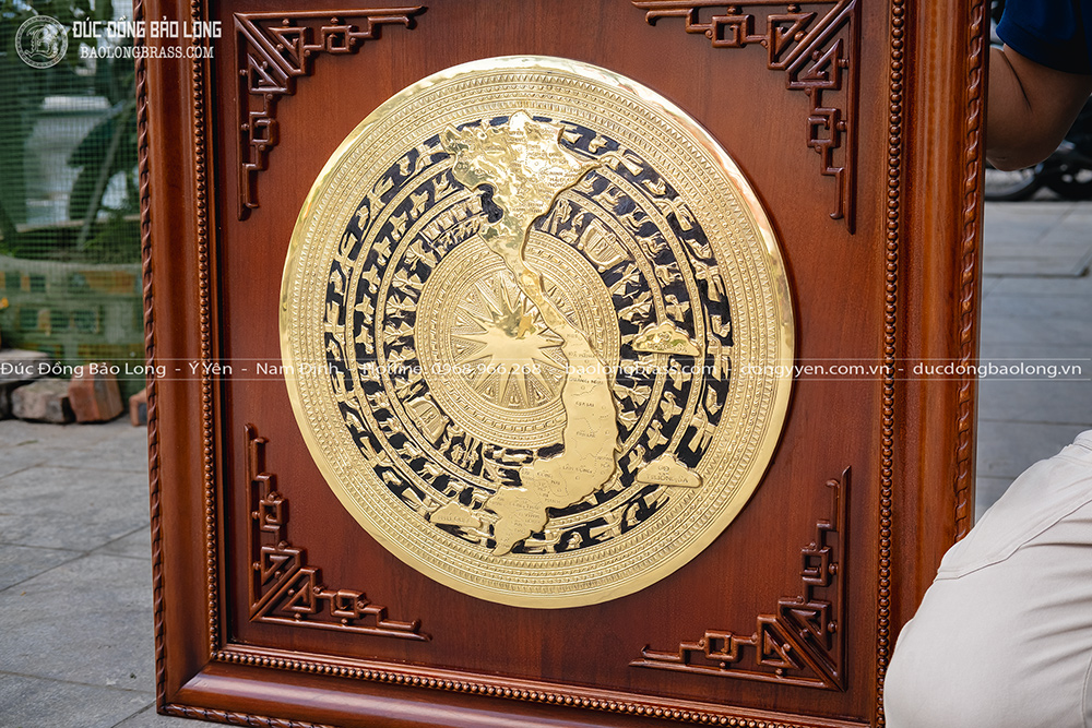 tranh mặt trống đồng đường kính 50cm khung gỗ vuông 81cm