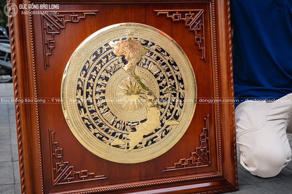 tranh mặt trống đồng đường kính 50cm khung gỗ vuông 81cm
