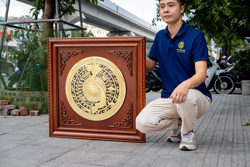 tranh mặt trống đồng đường kính 50cm khung gỗ vuông 81cm