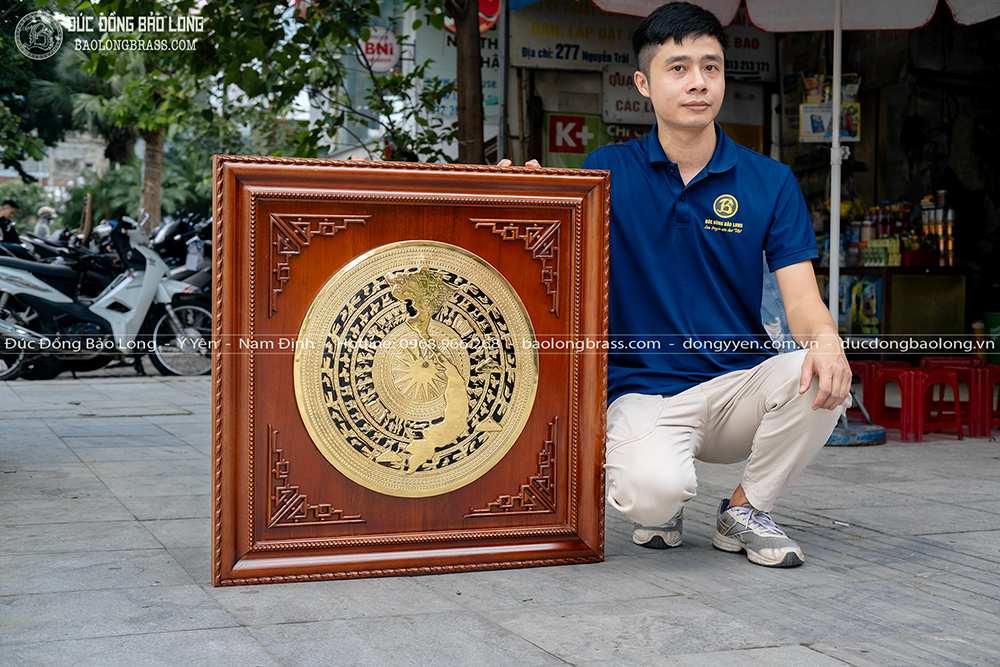 tranh mặt trống đồng đường kính 50cm khung gỗ vuông 81cm