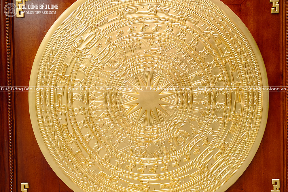 Tranh Mặt Trống Đồng Đúc Đát Vàng 24K Khung Gỗ Gõ Đỏ Khổ 1m08