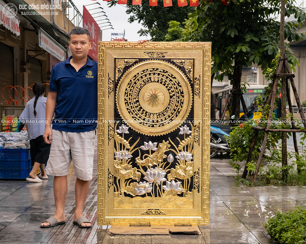 Tranh mặt trống đồng Hoa Sen khung liền đồng khổ 1m55 x 95cm điểm dát bạc đẹp