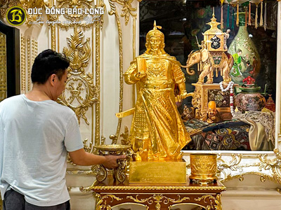 Giao tượng Trần Hưng Đạo 1m07 dát vàng 9999 cho khách tại TPHCM
